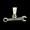 Dije Llave Inglesa en Plata .925