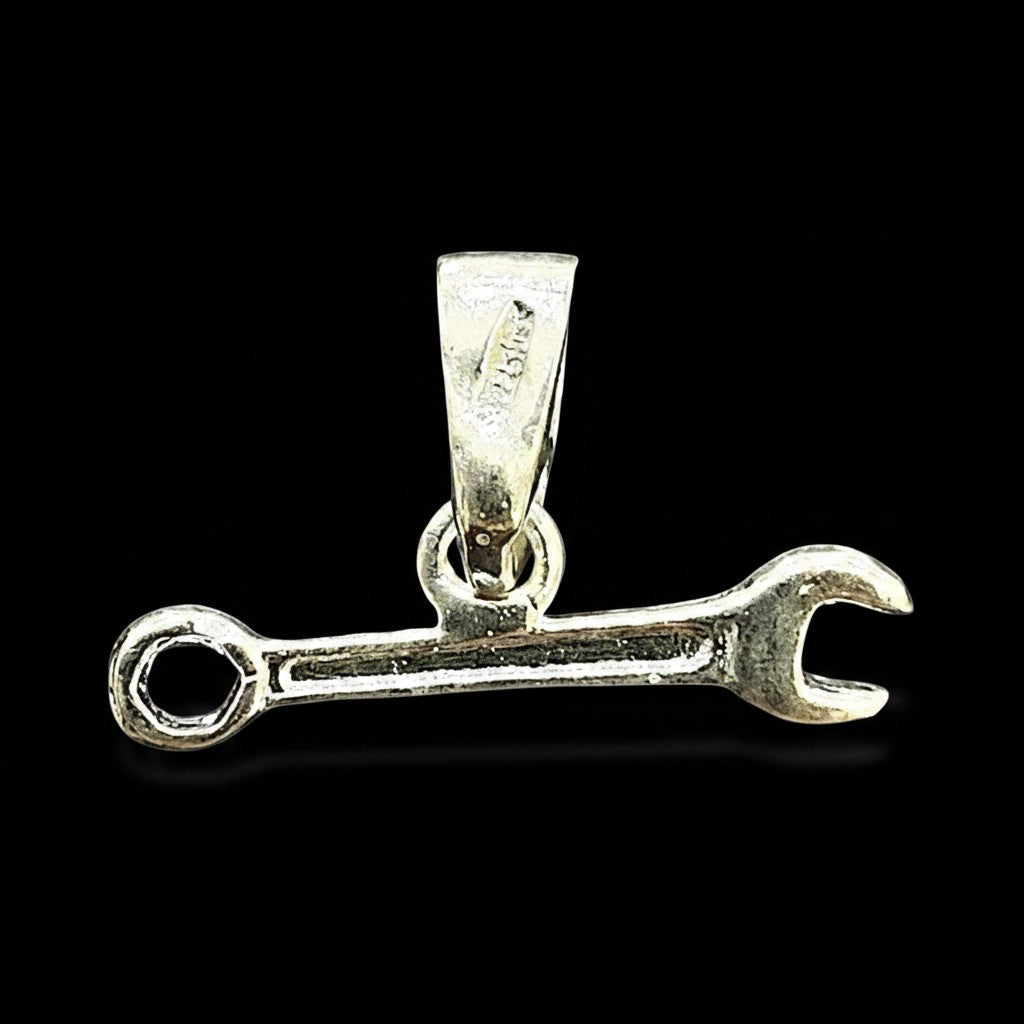 Dije Llave Inglesa en Plata .925