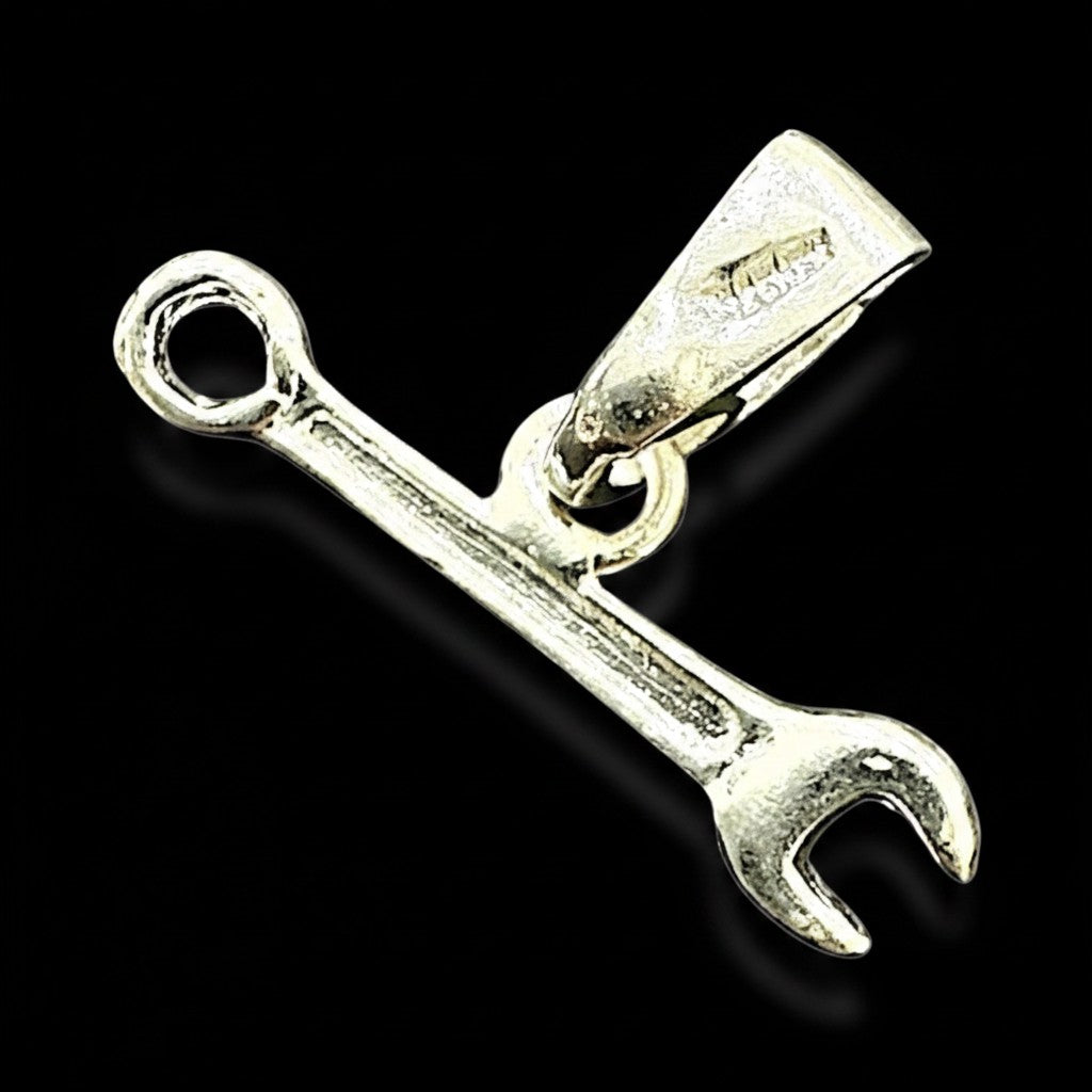 Dije Llave Inglesa en Plata .925