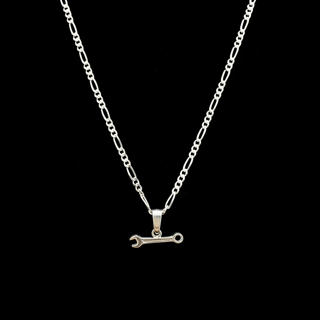 Dije Llave Inglesa en Plata .925