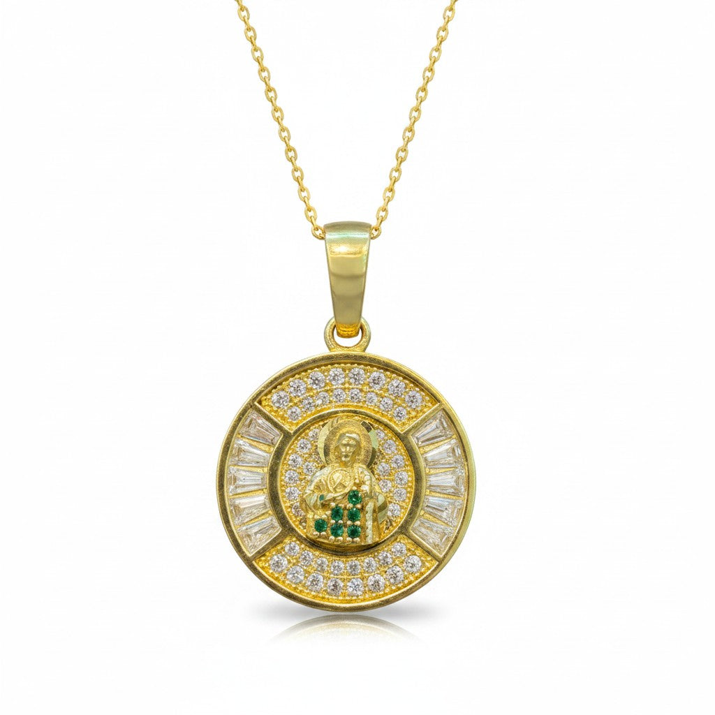San Judas con zirconias en oro de 10K, pieza de joyería con detalles brillantes y acabado en oro amarillo.