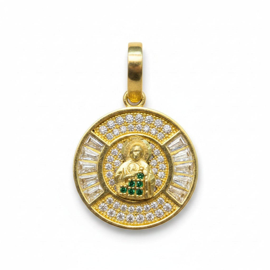 San Judas con zirconias en oro 10K, joyería elegante con detalles brillantes y acabado en oro de 10 quilates.