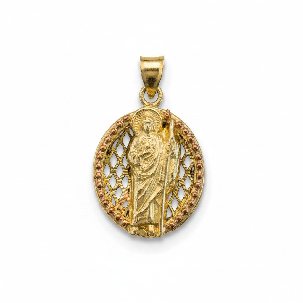 Medalla de San Judas Tadeo en oro de 10K, reluciente y detallada, diseñada por Joyería ROMA sobre fondo neutro.