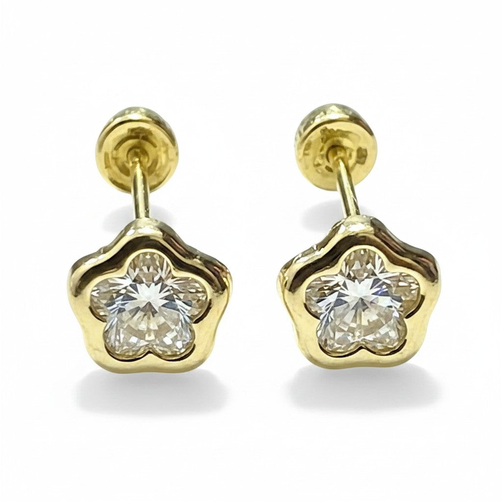 Broqueles bisel flor en oro 10K, joyería ROMA, con diseño floral y acabado brillante sobre fondo neutro.