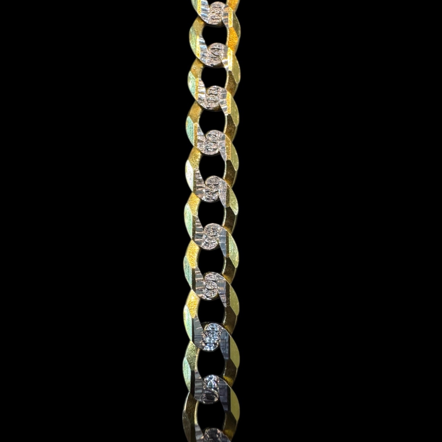 Pulsera de oro 14K con baño de rodio, estilo barbado, diseñada por Joyería ROMA, con detalles brillantes y elegantes.
