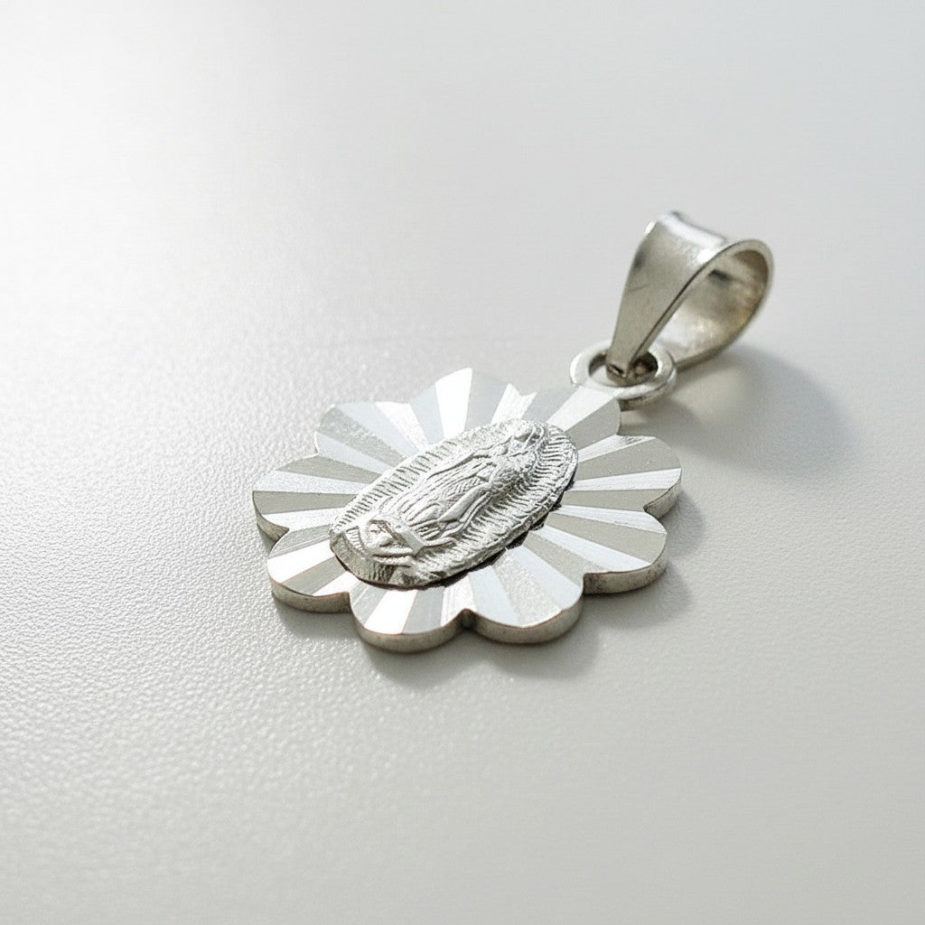 Medalla de Bautizo Virgen de Guadalupe Flor – Plata .925
