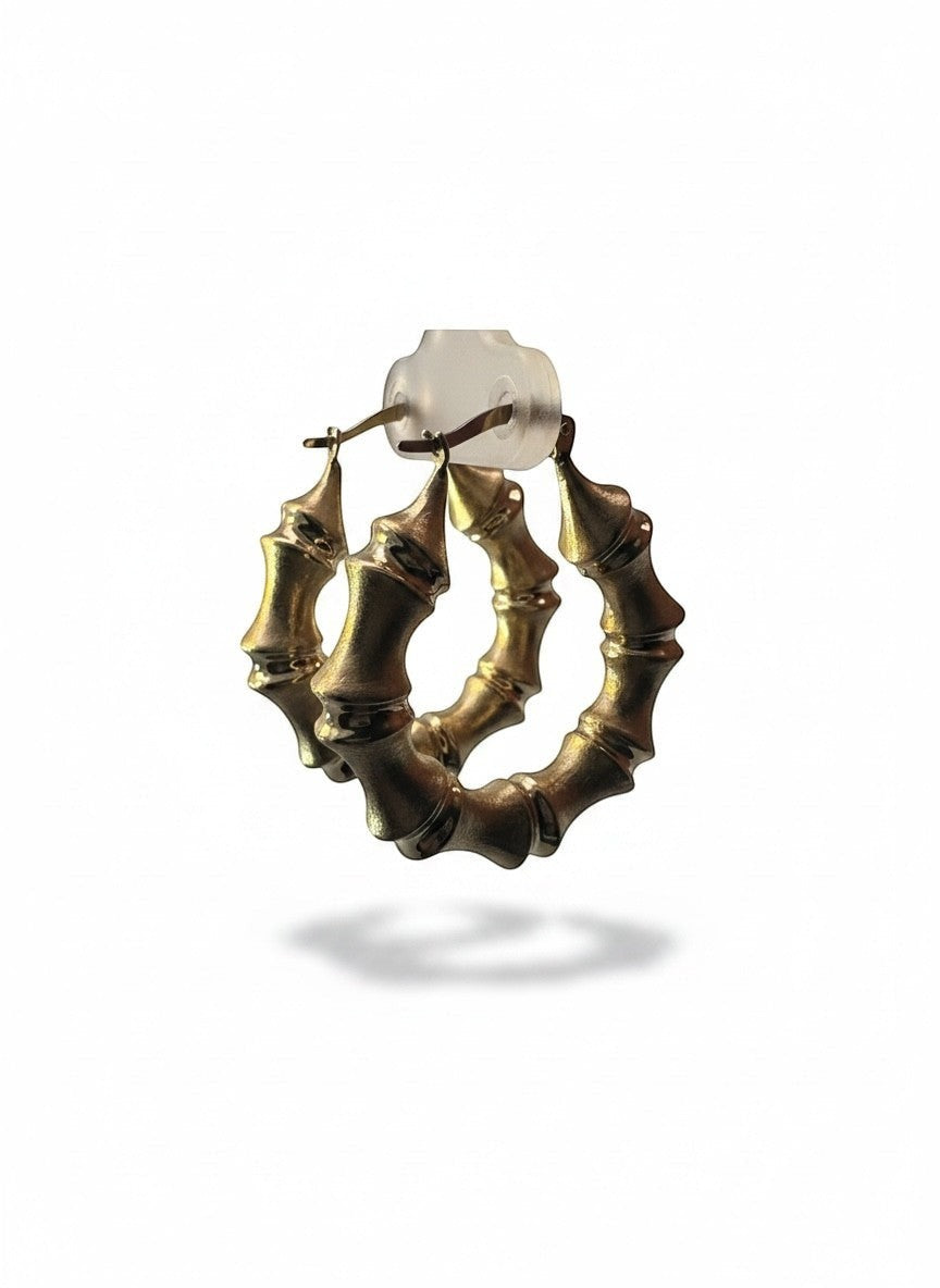 Joyería ROMA 10K yellow gold bamboo hoop earrings with textured segments. Classic and sophisticated design.