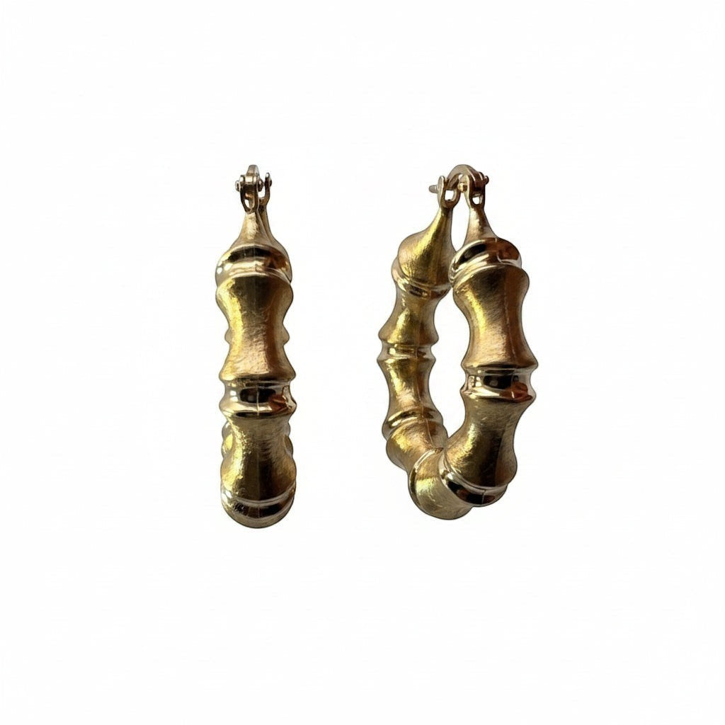 Joyería ROMA 10K yellow gold bamboo hoop earrings with textured design.
