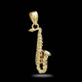 Dije de saxofón en plata .925 de Joyería ROMA, colgante artístico con acabado en tono dorado brillante.